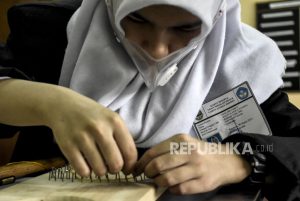 Siswa SMA Luar Biasa Cicendo Bandung Ikuti Ujian Praktik