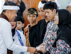 Gubernur Jawa Barat, Dedi Mulyadi menyerahkan  Bantuan (PIP) Kepada Siswa SLBN Cicendo Kota Bandung