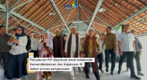 Simbolis Bantuan PIP kepada siswa SLBN Cicendo Kota Bandung